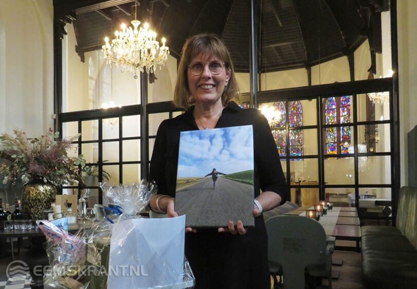 Thea Kerstholt met haar winnende foto in De Basiliek. Eigen foto