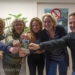 V.l.n.r.: Nienke Wolters van Luiningahof uit Bierum, Angela Rijnen van Eikemaheert uit Loppersum, Rens Kalsbeek van Marketing Eemsdelta, wethouder Annalies Usmany-Dallinga en Erik Poelstra van Maalwerk Koffie met de nieuwe folder