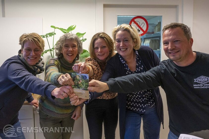 V.l.n.r.: Nienke Wolters van Luiningahof uit Bierum, Angela Rijnen van Eikemaheert uit Loppersum, Rens Kalsbeek van Marketing Eemsdelta, wethouder Annalies Usmany-Dallinga en Erik Poelstra van Maalwerk Koffie met de nieuwe folder