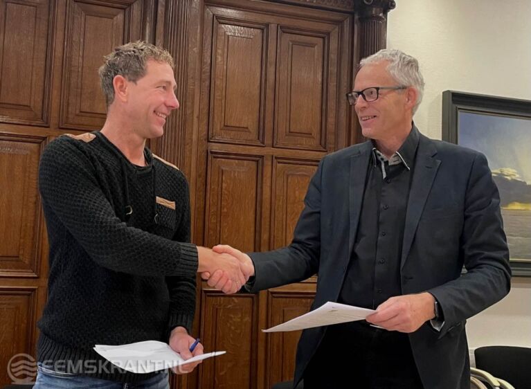 Wethouder Pier Prins en en Directeur Kolkena b.v. Alfred Kolkena ondertekenen de samenwerkingsovereenkomst