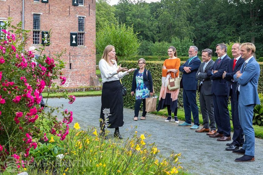 Directeur Afiena van IJken licht Duitse en Nederlandse ambassadeurs Cyrill Nunn en Ronald van Roeden met delegatie een kunstwerk van de Ostfriesland Biennale toe (foto: Provincie Groningen)
