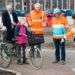 Wethouders Jan Menninga en Hans Ronde helpen samen met Veilig Verkeer Nederland leerlingen bij het oversteken op de nieuwe rotonde in Appingedam