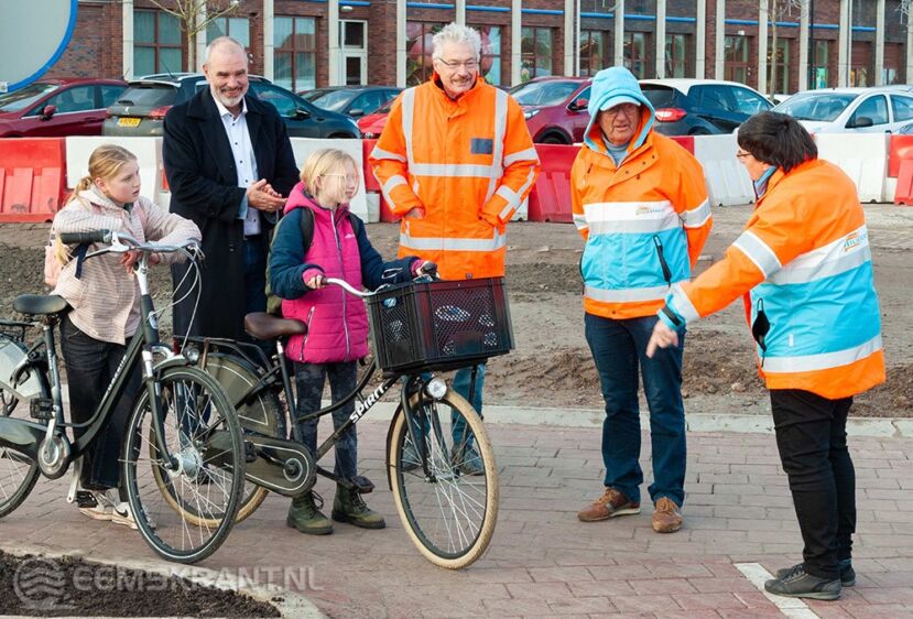 Wethouders Jan Menninga en Hans Ronde helpen samen met Veilig Verkeer Nederland leerlingen bij het oversteken op de nieuwe rotonde in Appingedam