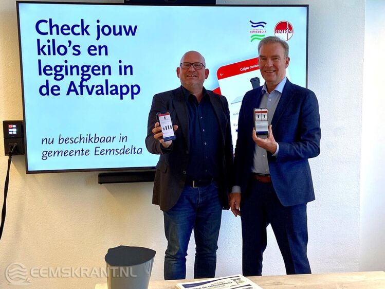 Wethouder Meindert Joostens (rechts) en Jelmer Helmhout (Omrin) bij de lancering van de afvalapp in het Stadskantoor in Appingedam.