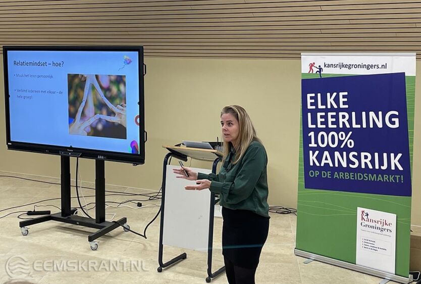 Tamara Kamman geeft de presentatie over het boek ‘Ieder kind kansrijk’.