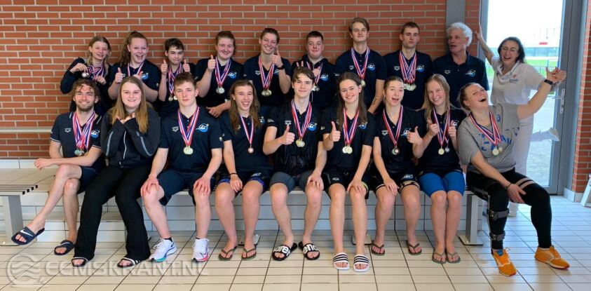 Azuro zwemmers samen met hun trotse trainers René, Trieneke en Marije. Zij kunnen terug kijken op een zeer geslaagd en bijzonder succesvol kampioenschap.