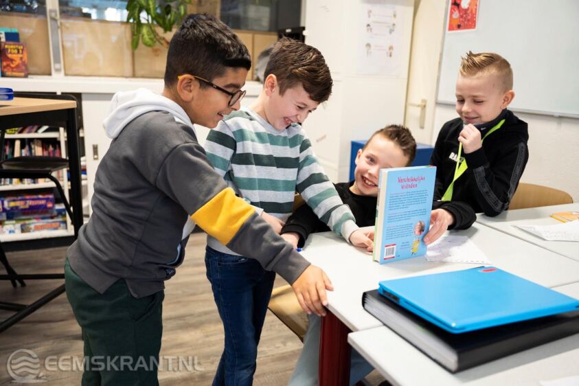 Lezende kinderen. Foto: Chris van Houts