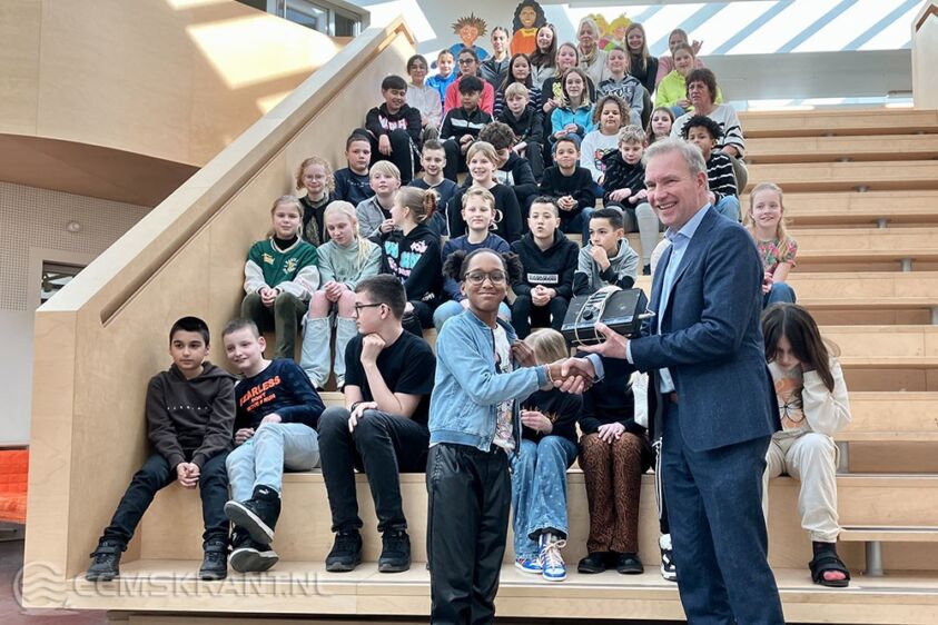 Wethouder Meindert Joostens levert een radio in als start van de E-waste Race.