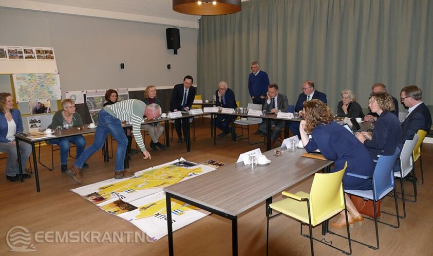 Presentatie door Dorpsbelangen Spijk tijdens het bezoek van de commissaris van de Koning René Paas.