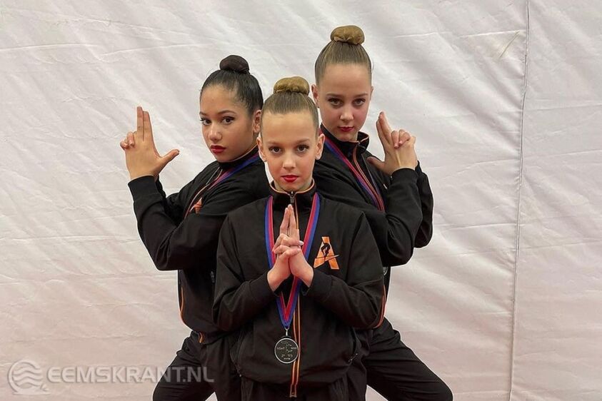 Julia Kok, Sjoukje Spijkerman en Leyan Hieuw-Kin-Koen. Foto: Acro Academy Noord Nederland