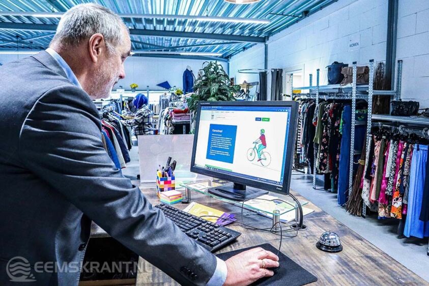 Wethouder Hans Ronde gaf het startsein voor de lancering van de webwinkel 'Kansshop'.