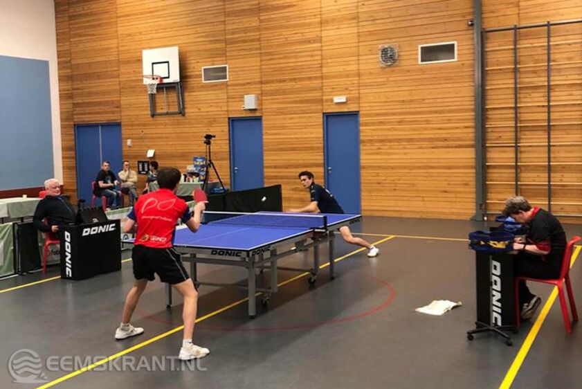 Clement Chobeau neemt het op tegen Elias Hardmeier.