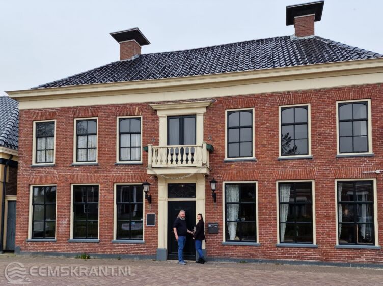 Mark en Lotte van der Stelt voor hun nieuwe pand aan de Lagestraat 2