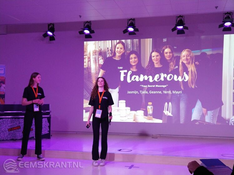 Jasmijn (links) en Geanne tijdens de pitch. Eigen foto