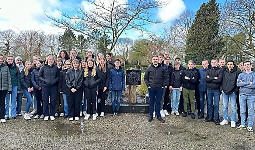VWO 3-leerlingen op begraafplaats Rusthof in Appingedam. Eigen foto