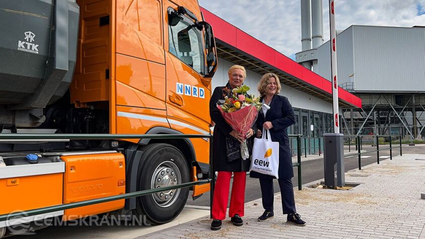 (links) Foky van der Veen, directeur NNRD,en (rechts) Marleen Houwing, Senior Accountmanager EEW Delfzijl B.V.