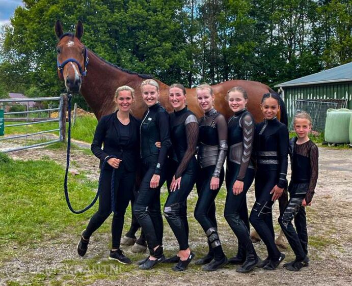 Paard Chance met van links naar rechts:
Longeur Fleur Medema, teamleden: Ellen Vegter, Fleur Keizer, Ilona Toxopeus, Thirza van Langen, Jemelia Maria en Kim Berends