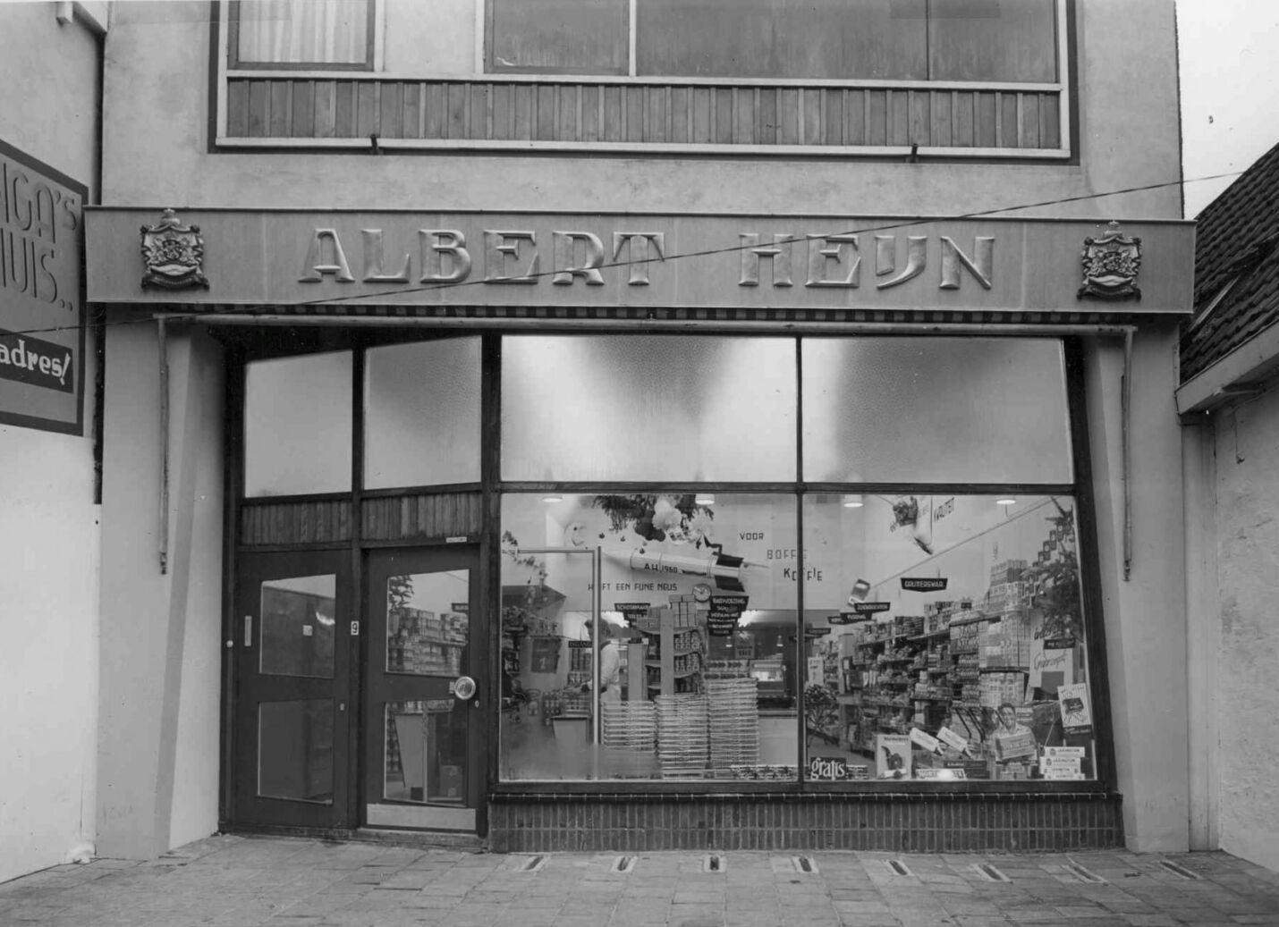Albert Heijn aan de Schans 9 in Delfzijl. De winkel was tussen 1959 en 1970 op dit adres gevestigd. Dit beeld is afkomstig van Stichting Albert Heijn Erfgoed: https://albertheijnerfgoed.nl