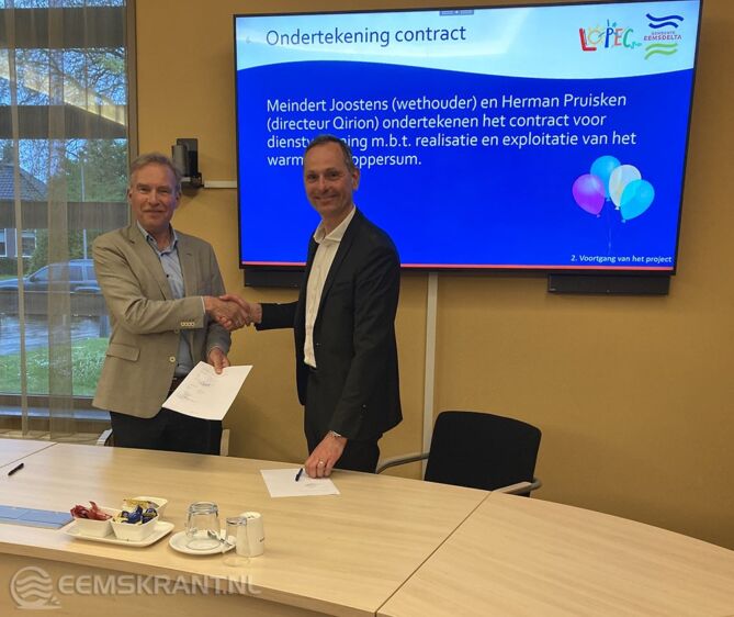 Wethouder Meindert Joostens (links) en Herman Pruisken, directeur van Qirion ondertekenden op 9 mei de overeenkomst voor de aanleg en het beheer van een warmtenet in Loppersum.