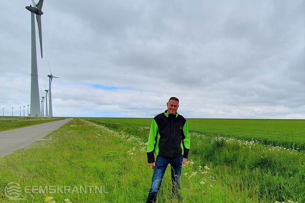 Akkerbouwer Gerben van der Steeg in een berm die gemaaid gaat worden voor de composteerproef. Foto: Janny Kooistra