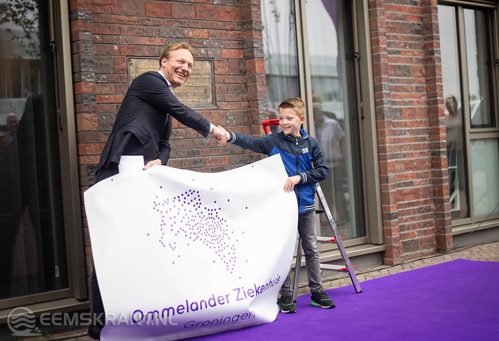 De officiële onthulling door Bas Wallis de Vries en Brent, de jongst aanwezig inwoner bij de opening en de onthulling van de plaquette.