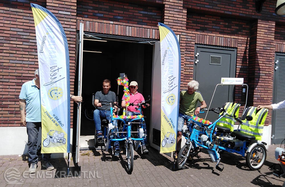 Opening stalling door Marien Blokland en Bert Guns.