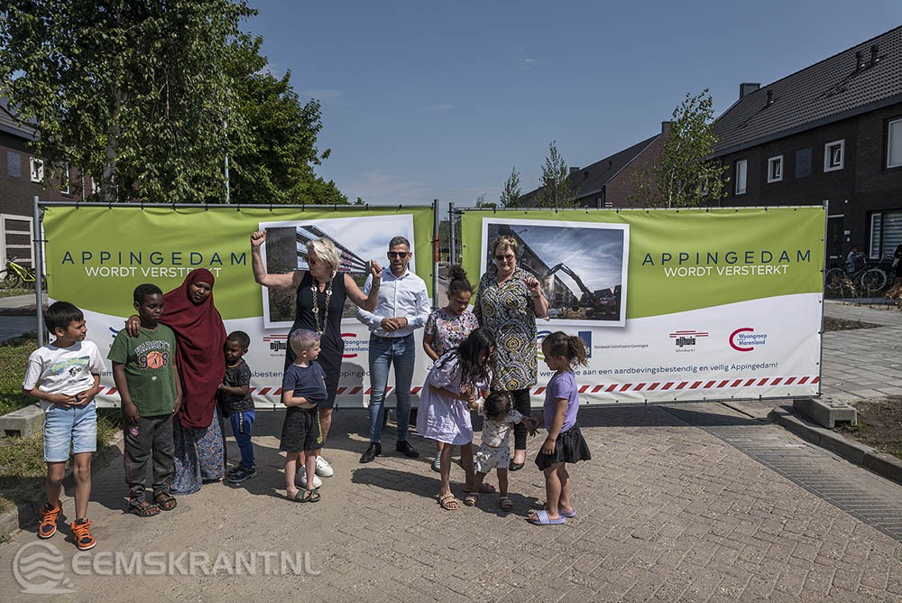 Samen met de kinderen hebben wethouder Annalies Usmany-Dallinga, Margriet Drijver, directeur-bestuurder Woongroep Marenland en Jille Jan Reitsma, manager planontwikkeling bij Nijhuis Noord, de straat 'geopend'. Foto: Jan Zeeman