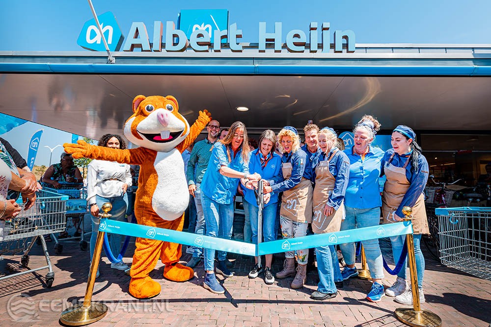 Albert Heijn Delfzijl is weer open! Medewerksters Clarissa, Marijke en Sandra (v.l.n.r.) kregen de eer de winkel officieel te heropenen. Samen hebben zij hier meer dan 100 jaar ervaring. Foto's: Albert Heijn, Ewald Geerdink