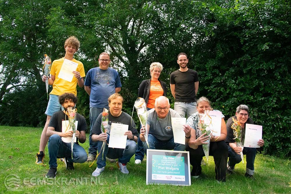 In het midden onderin Piet Wiegers, die de 250e Praktijkverklaring in ontvangst nam.