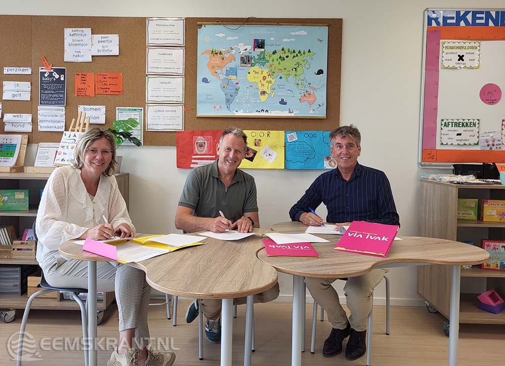 Alex Otten (Sterre der Zee) Gea Rodenboog (het Baken) en Harry Koning tekenen het convenant