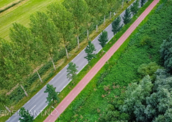Foto: het fietspad langs de Driebondsweg in Groningen