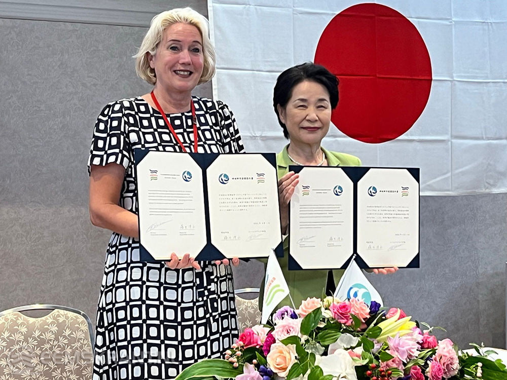 Loco-burgemeester Annalies Usmany-Dallinga en burgemeester Ritsuko Fujii van Shunan City ondertekenden de overeenkomst voor de stedenband.