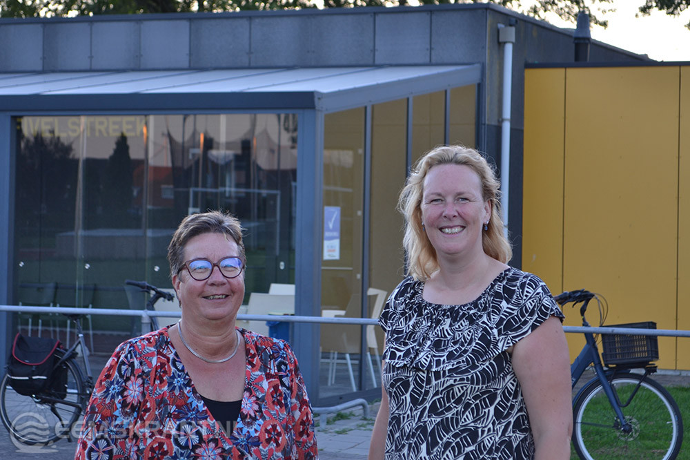 Tineke Brondsema-Lalkens en Annemarie Visscher-Rijnsbergen voor het clubgebouw van AV FIvelstreek.