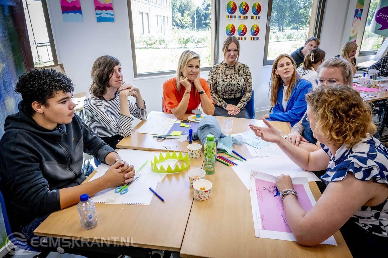 Koningin Máxima woont een deel van een STORM-training bij, waarin docenten leren hoe zij signalen van somberheid bij leerlingen herkennen en hierover in gesprek kunnen gaan. Foto: MIND Us/ Robin Utrecht