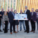 Betrokkenen bij project PVC upcycling met superkritische CO2 nemen cheque van gedeputeerde Henk Emmens in ontvangst.