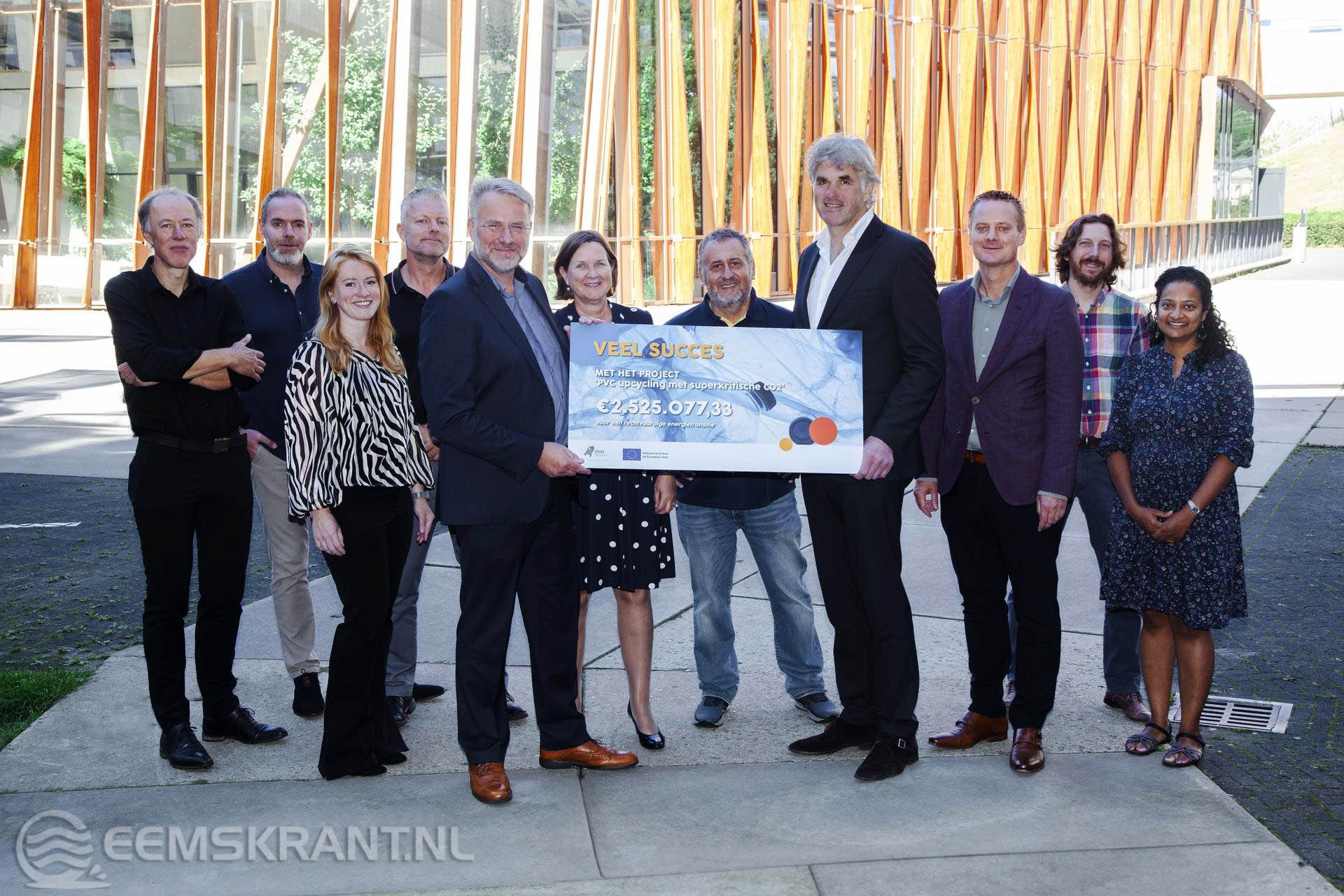 Betrokkenen bij project PVC upcycling met superkritische CO2 nemen cheque van gedeputeerde Henk Emmens in ontvangst.