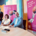 Wethouder Hans Ronde (Armoede) en Karin Zwart, directeur van Huis voor de Sport Groningen ondertekenden in het bijzijn van wethouder Jan Menninga (Sport) de samenwerkingsovereenkomst. Rita van Driel van het Volwassenenfonds ontbreekt op de foto.