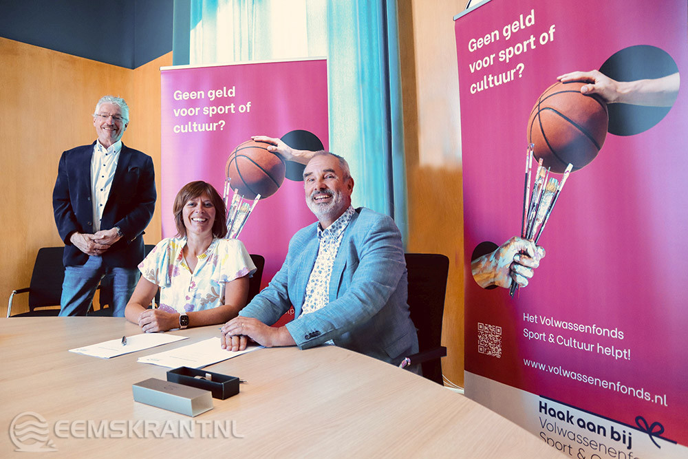 Wethouder Hans Ronde (Armoede) en Karin Zwart, directeur van Huis voor de Sport Groningen ondertekenden in het bijzijn van wethouder Jan Menninga (Sport) de samenwerkingsovereenkomst. Rita van Driel van het Volwassenenfonds ontbreekt op de foto.