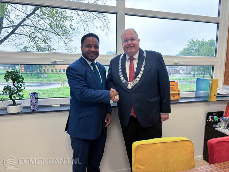 Gevolmachtigde Minister Carlson Manuel samen met Burgemeester Ben Visser.