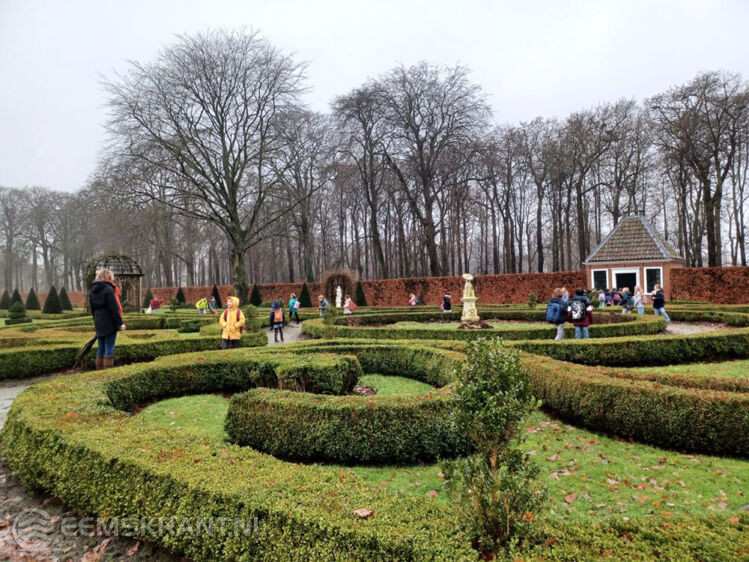 Bezoek van een schoolklas aan de Menkemaborg