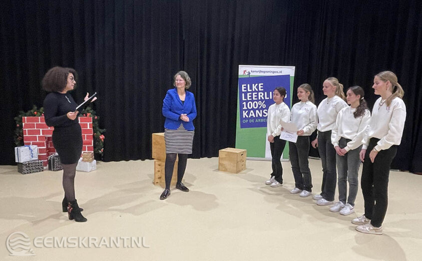 Memorabel (winnaar) krijgt feedback van jurylid Batoel Hassan