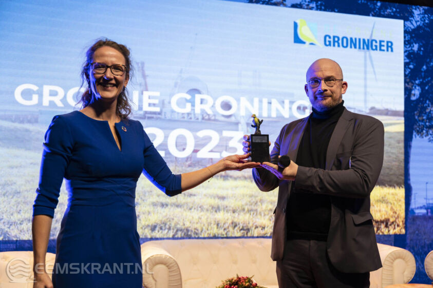 Nienke Homan heeft de onderscheiding uitgereikt aan Marchel Arling van het Noorderpoort.