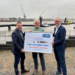 Sales Managers Ron Mulder en Wopke Hettema met in het midden Elzoderk Hidding voorzitter Commissie Social Affaires van Delfsail met de cheque