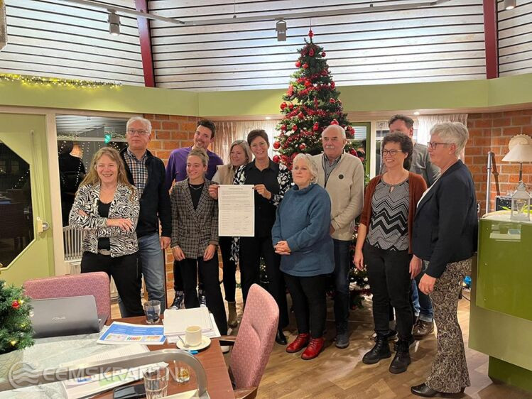 De ondertekenaars van de intentieverklaring zijn Stichting Dorpsbelangen Uithuizermeeden, Cliëntenraad De Mieden, Gereformeerde kerk Uithuizermeeden, Protestantse gemeente Uithuizermeeden, Fysiotherapie Den Ommelanden, Sportschool De Oude Fabriek Uithuizermeeden, Thuiskamer, Mensenwerk Hogeland, Noorderzorg, Meijster Huisarts en Huisartspraktijk Het Hogeland (niet elke organisatie is vertegenwoordigd op de foto).