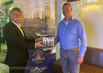 Voorzitter Gerard Beukema van DelfSail ontvangt het eerste pakketje ROEG&RUIG van Erik Bosscher van Robertus drankenhandel uit Delfzijl.