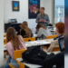 Vincent Kortman bezig met een interactieve les in de examenklas vmbo TL van campus Eemsdelta