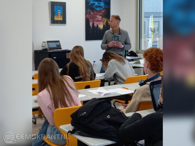 Vincent Kortman bezig met een interactieve les in de examenklas vmbo TL van campus Eemsdelta