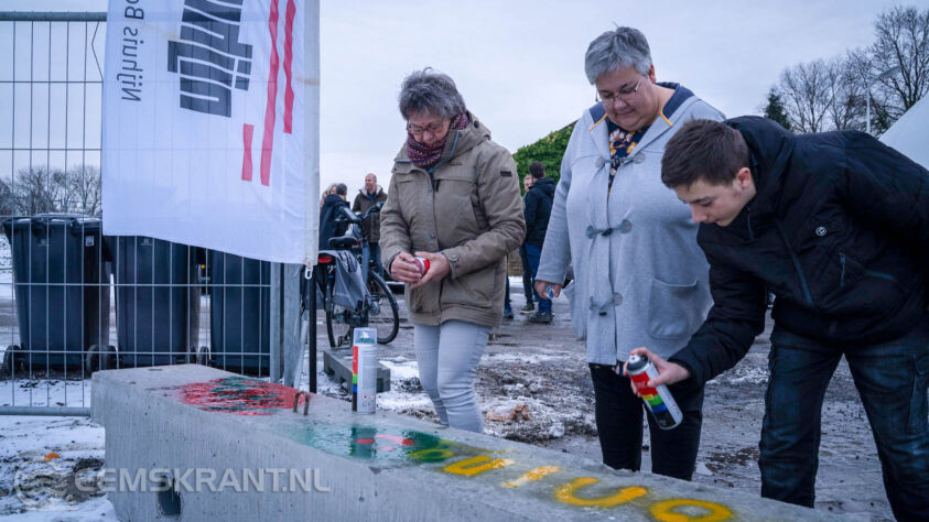 Toekomstige bewoners zetten een bericht op een funderingsbalk