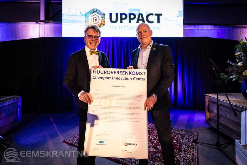Cas König, CEO van Groningen Seaports en Jan Jaap Folmer, CEO van UPPACT met het ondertekende
huurcontract van UPPACT bij het Chemport Innovation Center in Delfzijl.