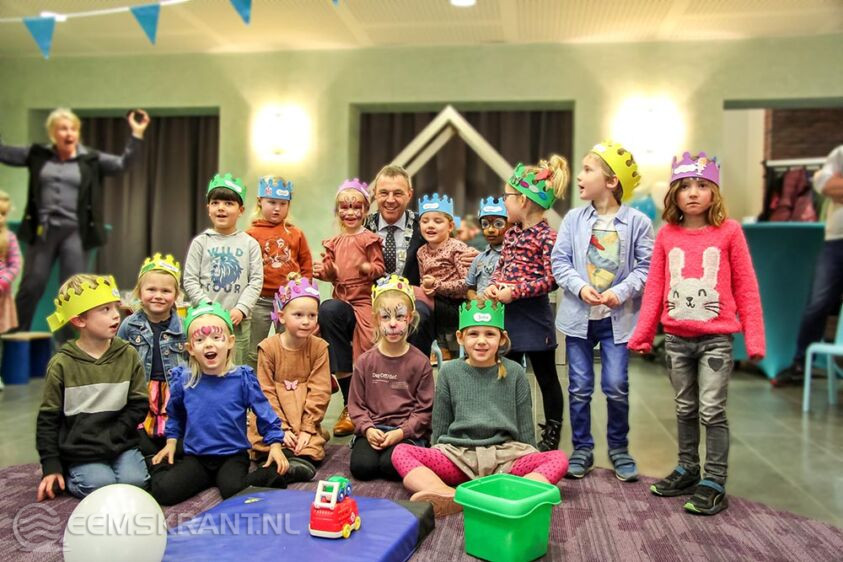 Burgemeester Henk Jan Bolding, samen met de aanwezige kinderen.